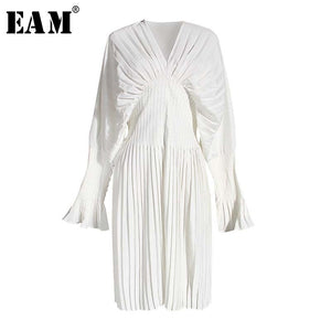 [EAM] Women White Pleated Split Big Size Long Blouse New V-collar Long Sleeve Loose Fit Shirt Fashion Spring Summer 2020 1W326