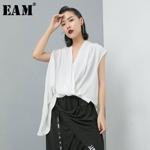 [EAM] Women White Irregular Split Big Size Blouse New V-collar Sleeveless Loose Fit Shirt Fashion Tide Spring Summer 2020 JT160